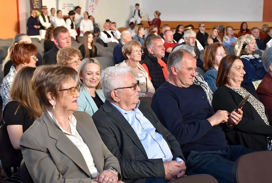 Pet folklornih i jedna pjevačka skupina okončale priredbu Tambura za dušu u Kaptolu