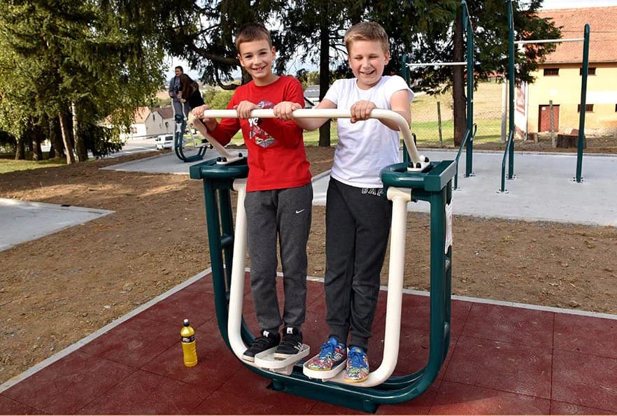 Jakšički osnovnoškolci dobili sprave za vježbalište: Sreći nema kraja! /FOTO/