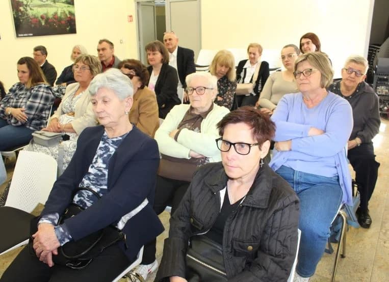 SUSRET SLIJEPIH ŽENA SLAVONIJE I BARANJE U PLETERNICI: Posjetile Knjižnicu, Muzej bećarca i svetište Gospe od Suza