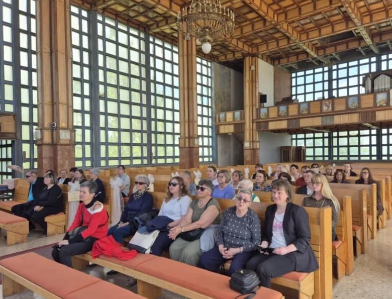 SUSRET SLIJEPIH ŽENA SLAVONIJE I BARANJE U PLETERNICI: Posjetile Knjižnicu, Muzej bećarca i svetište Gospe od Suza