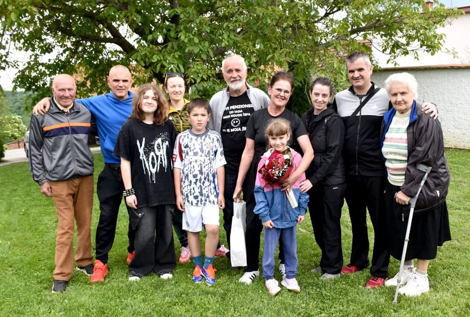 Požežanin Damir Raguž s rodbinom i prijateljoima slavio odlazak u mirovinu nakon četrdeset i dvije godina radnoga staža