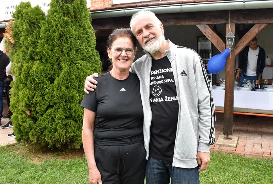 Požežanin Damir Raguž s rodbinom i prijateljoima slavio odlazak u mirovinu nakon četrdeset i dvije godina radnoga staža