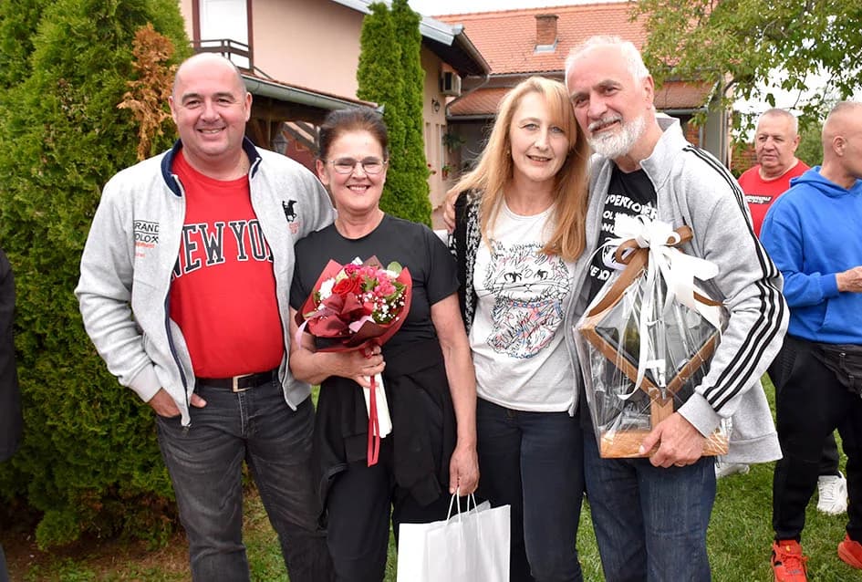 Požežanin Damir Raguž s rodbinom i prijateljoima slavio odlazak u mirovinu nakon četrdeset i dvije godina radnoga staža