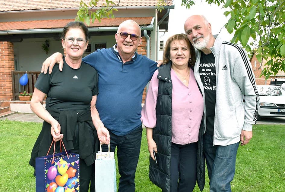 Požežanin Damir Raguž s rodbinom i prijateljoima slavio odlazak u mirovinu nakon četrdeset i dvije godina radnoga staža