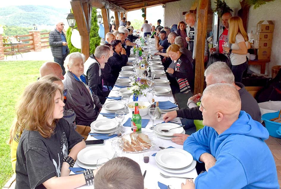 Požežanin Damir Raguž s rodbinom i prijateljoima slavio odlazak u mirovinu nakon četrdeset i dvije godina radnoga staža