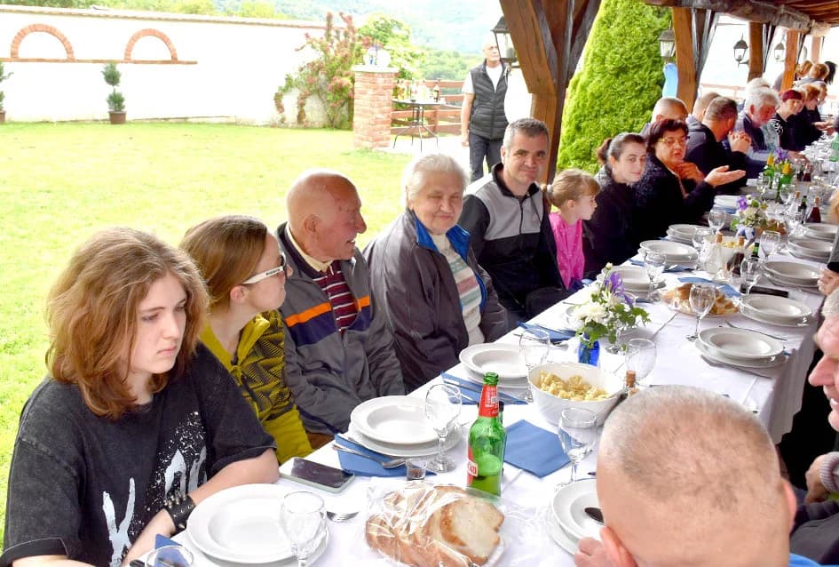 Požežanin Damir Raguž s rodbinom i prijateljoima slavio odlazak u mirovinu nakon četrdeset i dvije godina radnoga staža