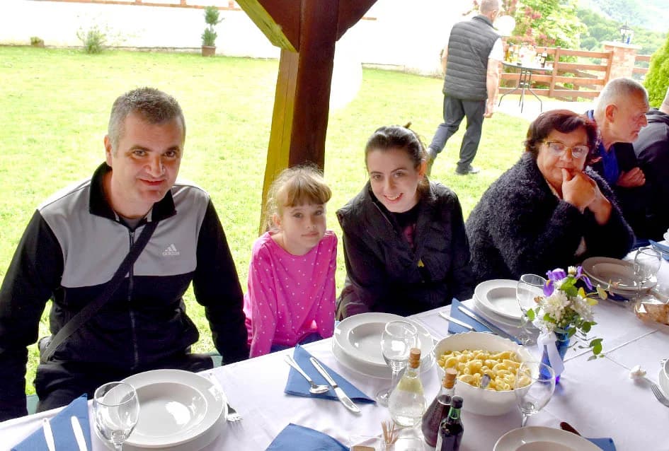 Požežanin Damir Raguž s rodbinom i prijateljoima slavio odlazak u mirovinu nakon četrdeset i dvije godina radnoga staža