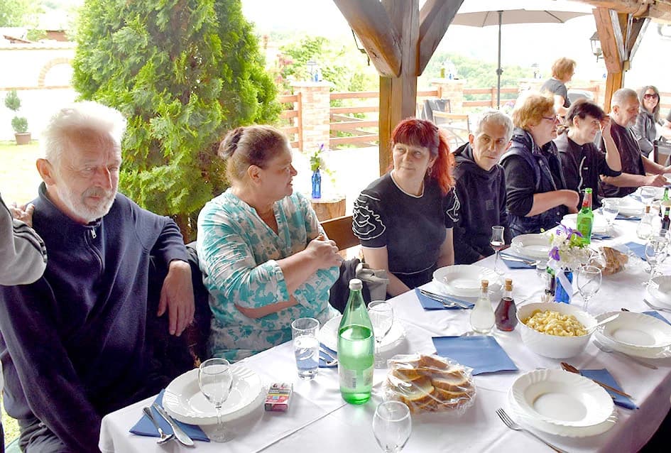 Požežanin Damir Raguž s rodbinom i prijateljoima slavio odlazak u mirovinu nakon četrdeset i dvije godina radnoga staža