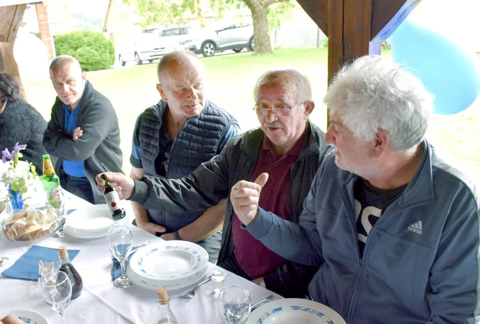 Požežanin Damir Raguž s rodbinom i prijateljoima slavio odlazak u mirovinu nakon četrdeset i dvije godina radnoga staža