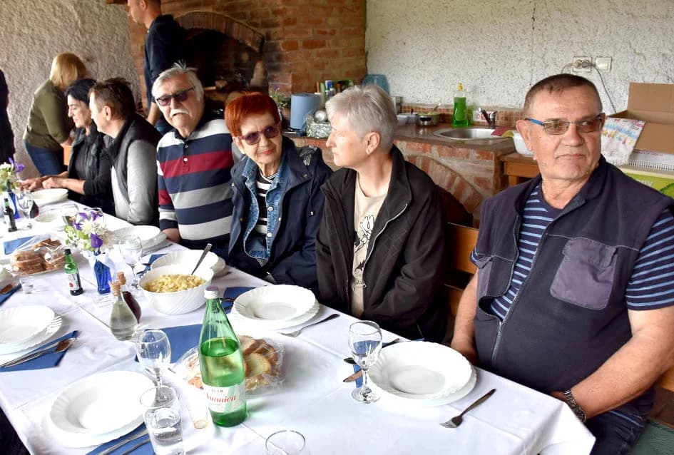 Požežanin Damir Raguž s rodbinom i prijateljoima slavio odlazak u mirovinu nakon četrdeset i dvije godina radnoga staža