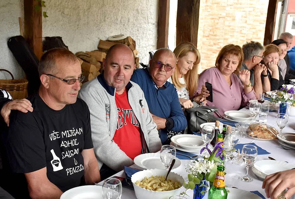 Požežanin Damir Raguž s rodbinom i prijateljoima slavio odlazak u mirovinu nakon četrdeset i dvije godina radnoga staža