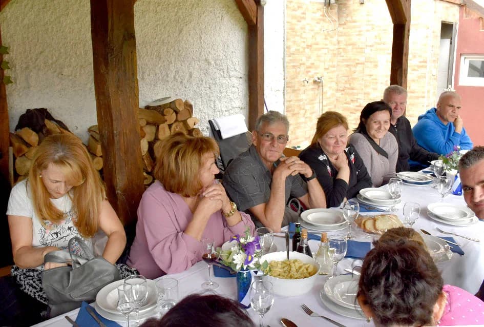 Požežanin Damir Raguž s rodbinom i prijateljoima slavio odlazak u mirovinu nakon četrdeset i dvije godina radnoga staža