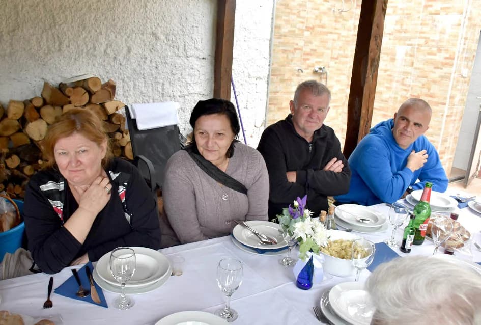 Požežanin Damir Raguž s rodbinom i prijateljoima slavio odlazak u mirovinu nakon četrdeset i dvije godina radnoga staža