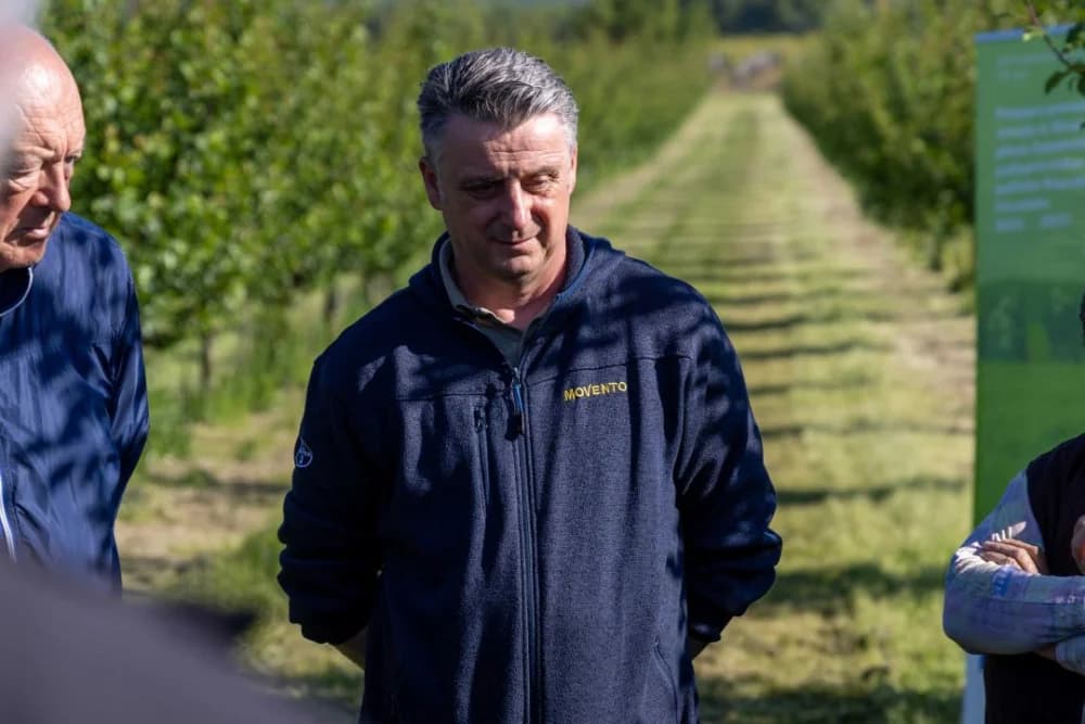 [FOTO] Održana edukacija o održivom suzbijanju štetnika u šljivicima OPG-a Mitrović Josip