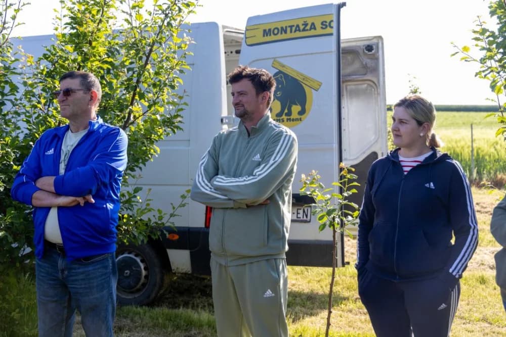 [FOTO] Održana edukacija o održivom suzbijanju štetnika u šljivicima OPG-a Mitrović Josip