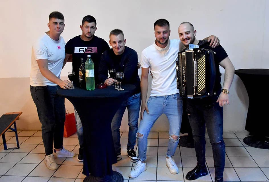 Harmonikašu Josipu Jurgecu za 50. rođendan priredili tortu-harmoniku