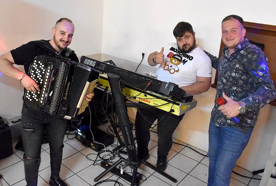 Harmonikašu Josipu Jurgecu za 50. rođendan priredili tortu-harmoniku
