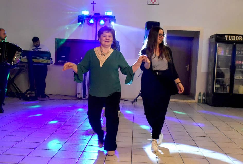 Harmonikašu Josipu Jurgecu za 50. rođendan priredili tortu-harmoniku