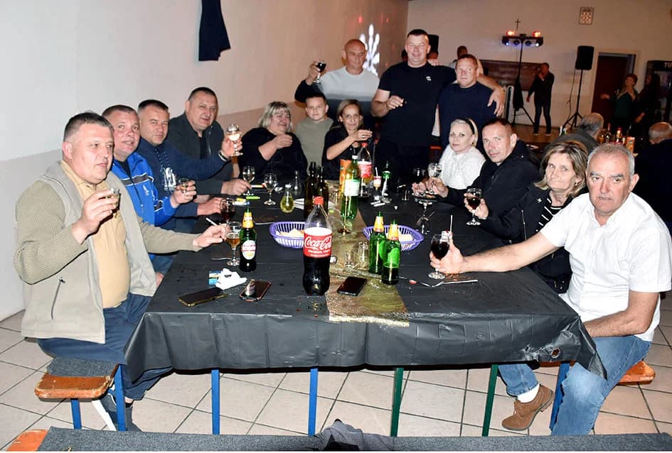 Harmonikašu Josipu Jurgecu za 50. rođendan priredili tortu-harmoniku
