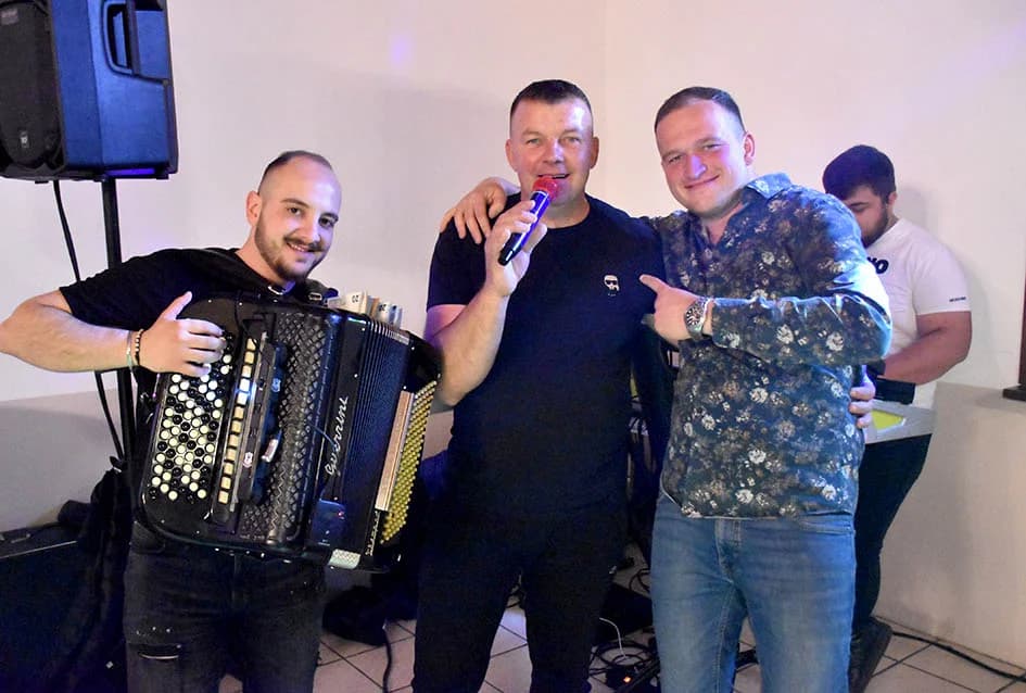 Harmonikašu Josipu Jurgecu za 50. rođendan priredili tortu-harmoniku