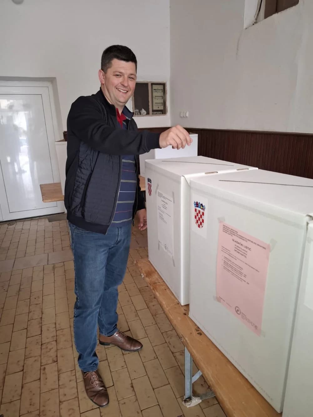 Izbori u tijeku: Na biralištima smo zatekli uz građanje i neke političare koji su došli obaviti svoju građansku dužnost