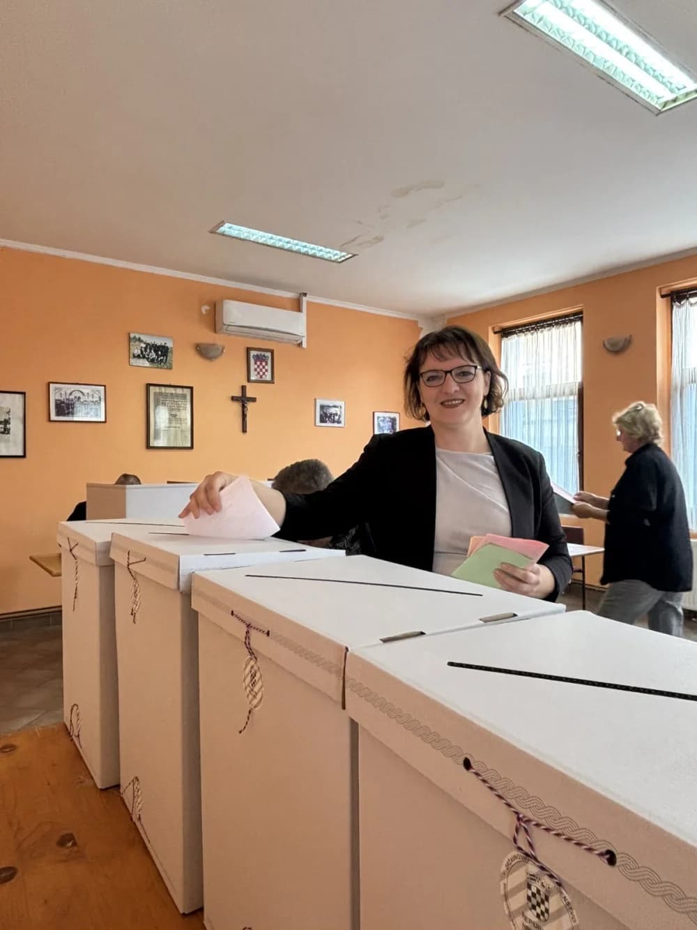 Izbori u tijeku: Na biralištima smo uz građane zatekli i neke političare koji su došli obaviti svoju građansku dužnost