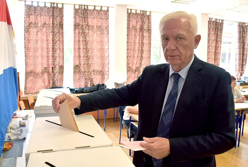 Izbori u tijeku: Na biralištima smo uz građane zatekli i neke političare koji su došli obaviti svoju građansku dužnost