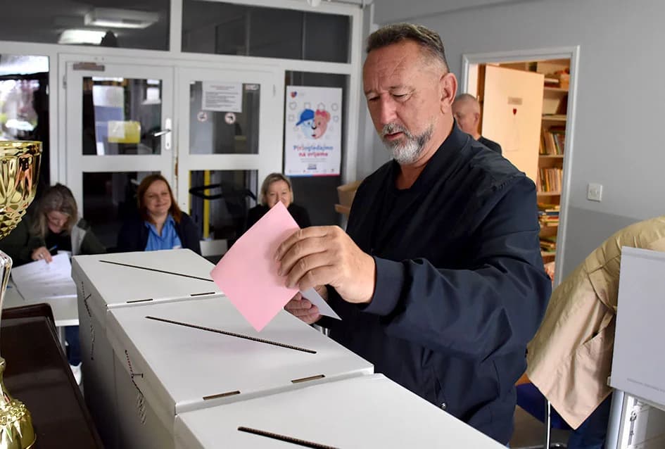 Izbori u tijeku: Na biralištima smo uz građane zatekli i neke političare koji su došli obaviti svoju građansku dužnost