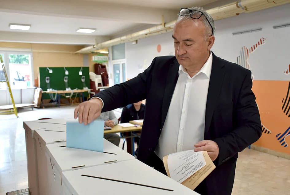 Izbori u tijeku: Na biralištima smo uz građane zatekli i neke političare koji su došli obaviti svoju građansku dužnost