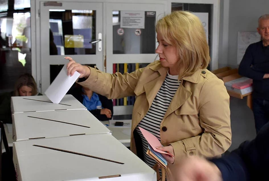 Izbori u tijeku: Na biralištima smo uz građane zatekli i neke političare koji su došli obaviti svoju građansku dužnost
