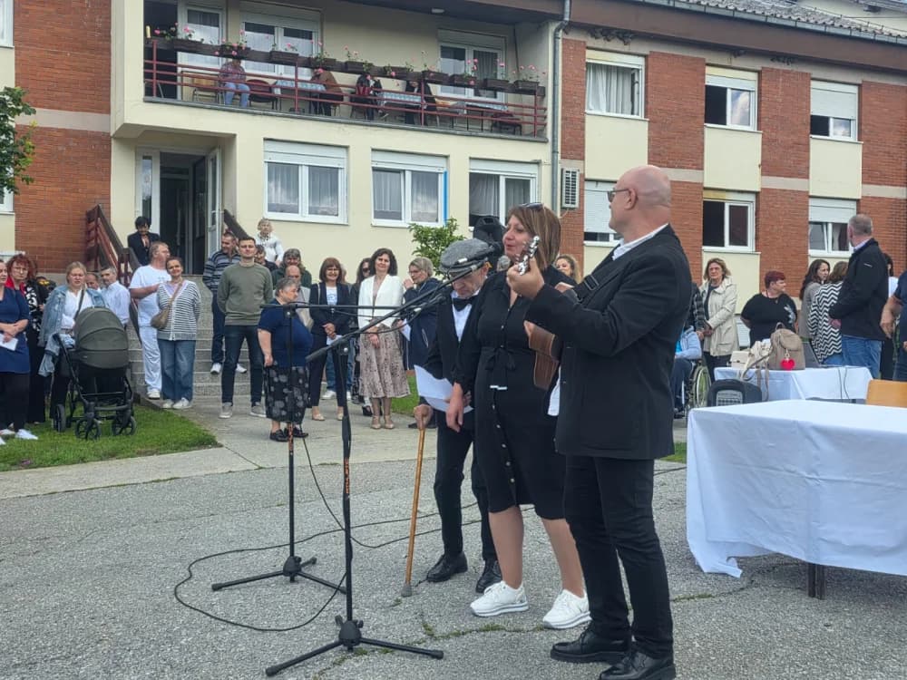 Dirljivi susreti u Domu za starije Ljeskovica koji nikog ne mogu ostaviti ravnodušnima: Danas su ponovno spojene ruke koje su možda predugo bile razdvojene“