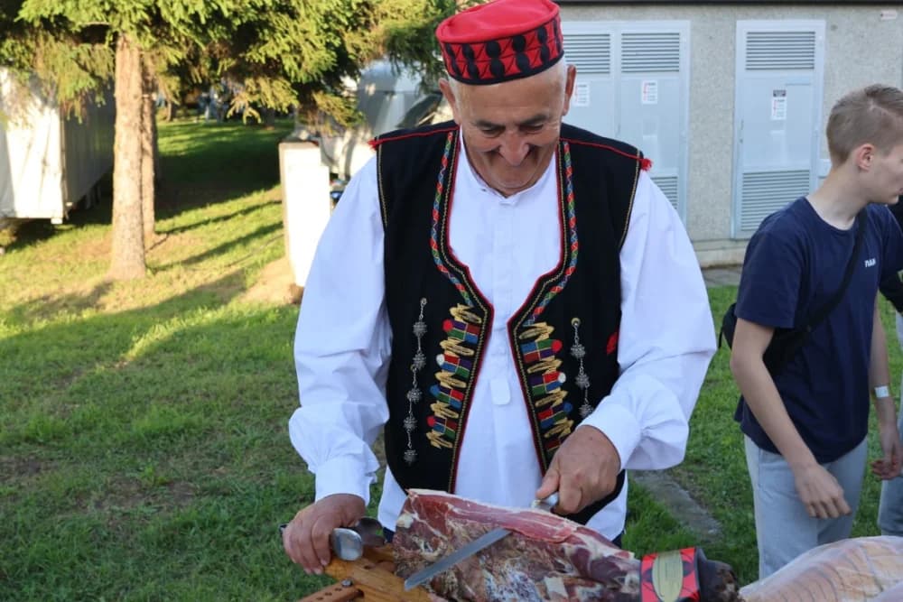NAJDUŽI STOL 14. GODINU ZA REDOM: Velika je još jedom predstavljena kao ljepota turističke destinacije