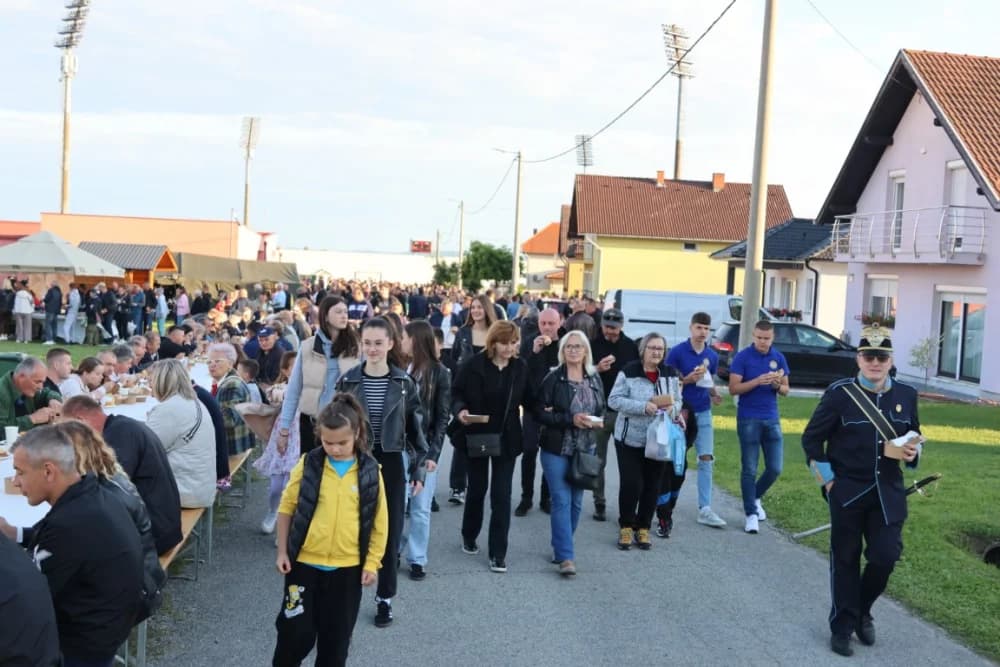 NAJDUŽI STOL 14. GODINU ZA REDOM: Velika je još jedom predstavljena kao ljepota turističke destinacije
