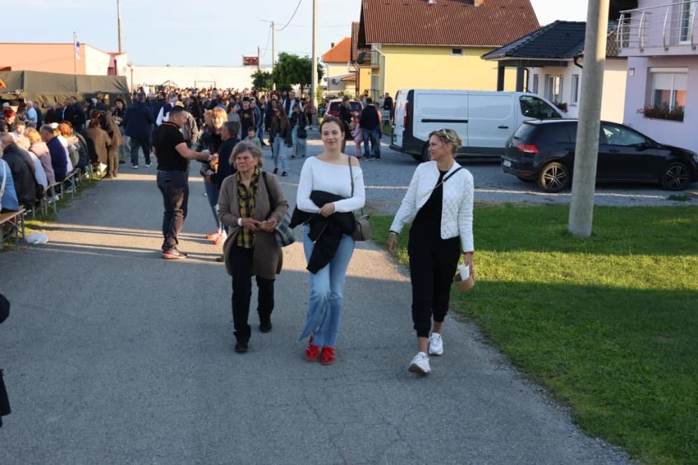 NAJDUŽI STOL 14. GODINU ZA REDOM: Velika je još jedom predstavljena kao ljepota turističke destinacije