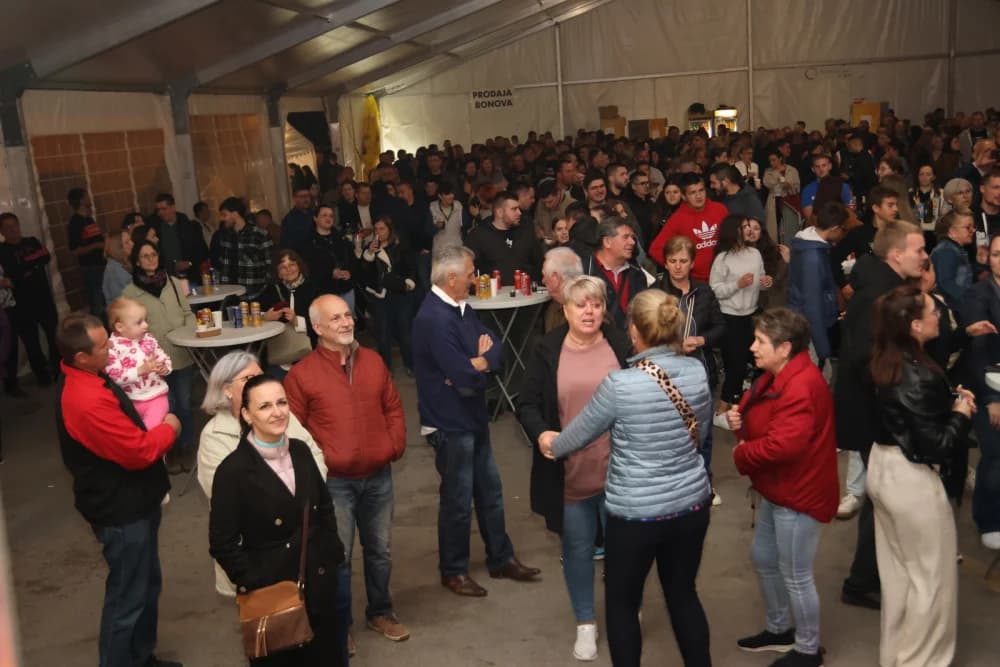 NAJDUŽI STOL 14. GODINU ZA REDOM: Velika je još jedom predstavljena kao ljepota turističke destinacije