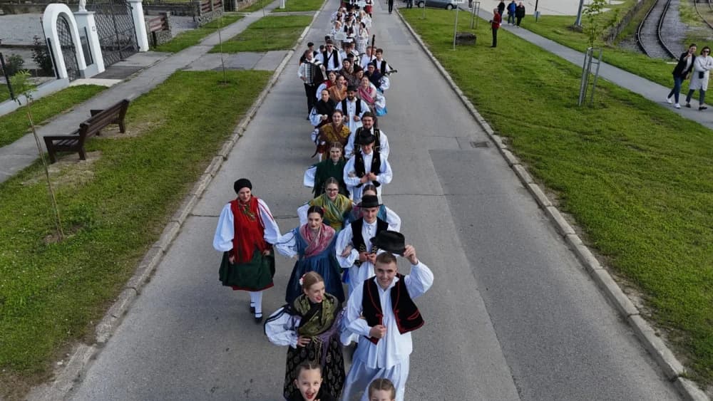 (VELIKA FOTOGALERIJA) Povorka koja je krasila ulice Velike: S ponosom predstavili tradiciju kraja iz kojeg dolaze