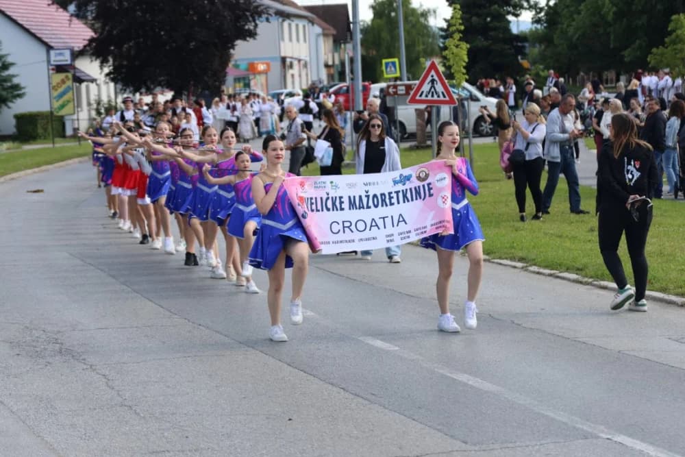 (VELIKA FOTOGALERIJA) Povorka koja je krasila ulice Velike: S ponosom predstavili tradiciju kraja iz kojeg dolaze
