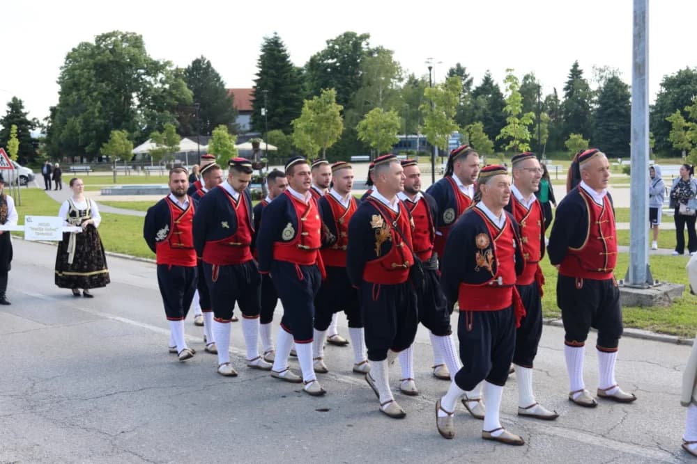 (VELIKA FOTOGALERIJA) Povorka koja je krasila ulice Velike: S ponosom predstavili tradiciju kraja iz kojeg dolaze