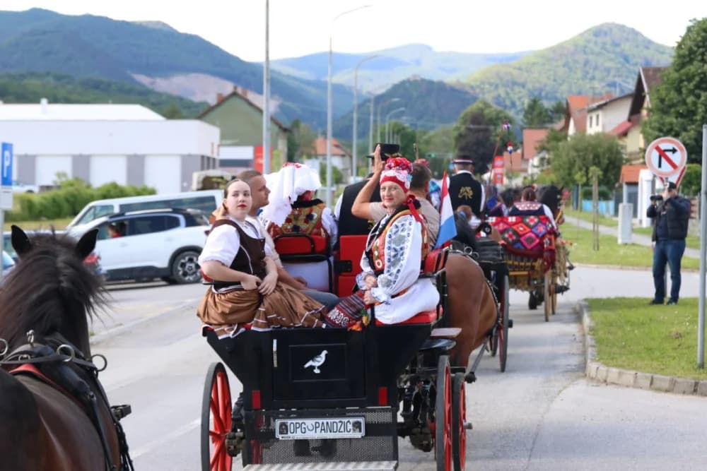 (VELIKA FOTOGALERIJA) Povorka koja je krasila ulice Velike: S ponosom predstavili tradiciju kraja iz kojeg dolaze