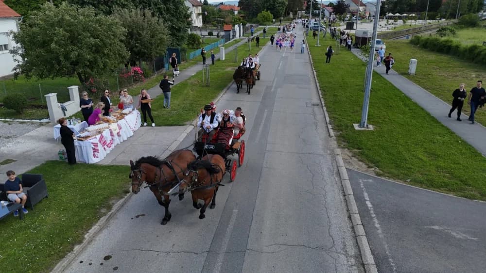 (VELIKA FOTOGALERIJA) Povorka koja je krasila ulice Velike: S ponosom predstavili tradiciju kraja iz kojeg dolaze