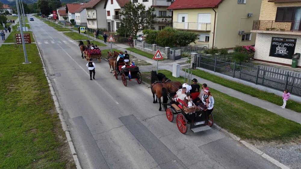 (VELIKA FOTOGALERIJA) Povorka koja je krasila ulice Velike: S ponosom predstavili tradiciju kraja iz kojeg dolaze