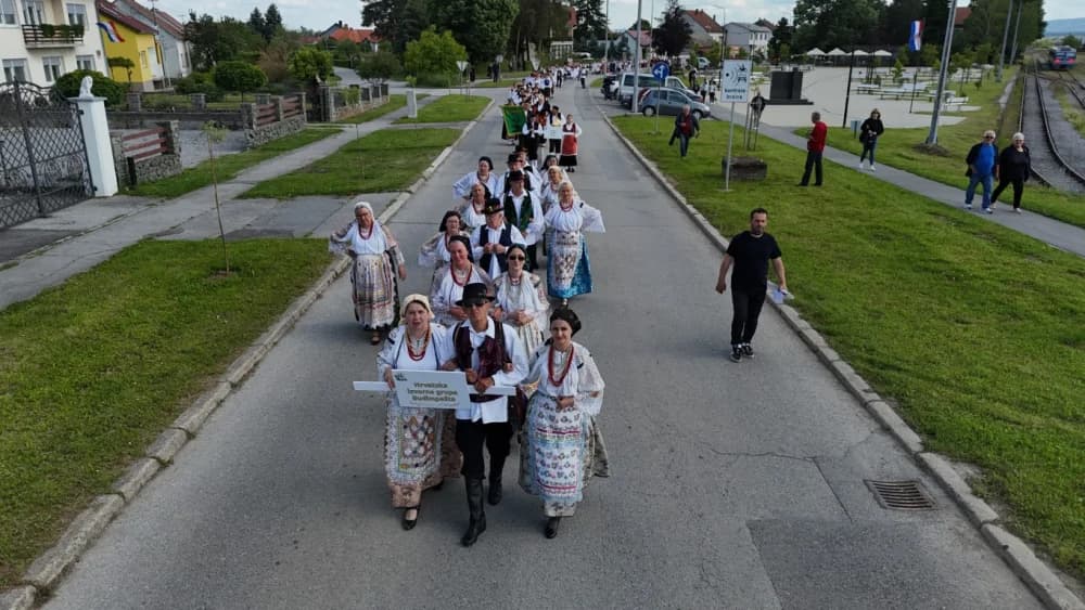 (VELIKA FOTOGALERIJA) Povorka koja je krasila ulice Velike: S ponosom predstavili tradiciju kraja iz kojeg dolaze