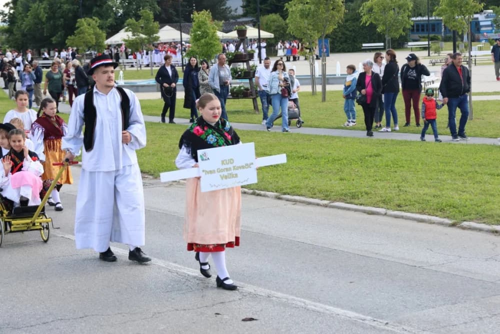 (VELIKA FOTOGALERIJA) Povorka koja je krasila ulice Velike: S ponosom predstavili tradiciju kraja iz kojeg dolaze