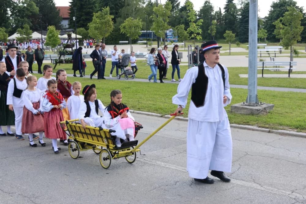 (VELIKA FOTOGALERIJA) Povorka koja je krasila ulice Velike: S ponosom predstavili tradiciju kraja iz kojeg dolaze