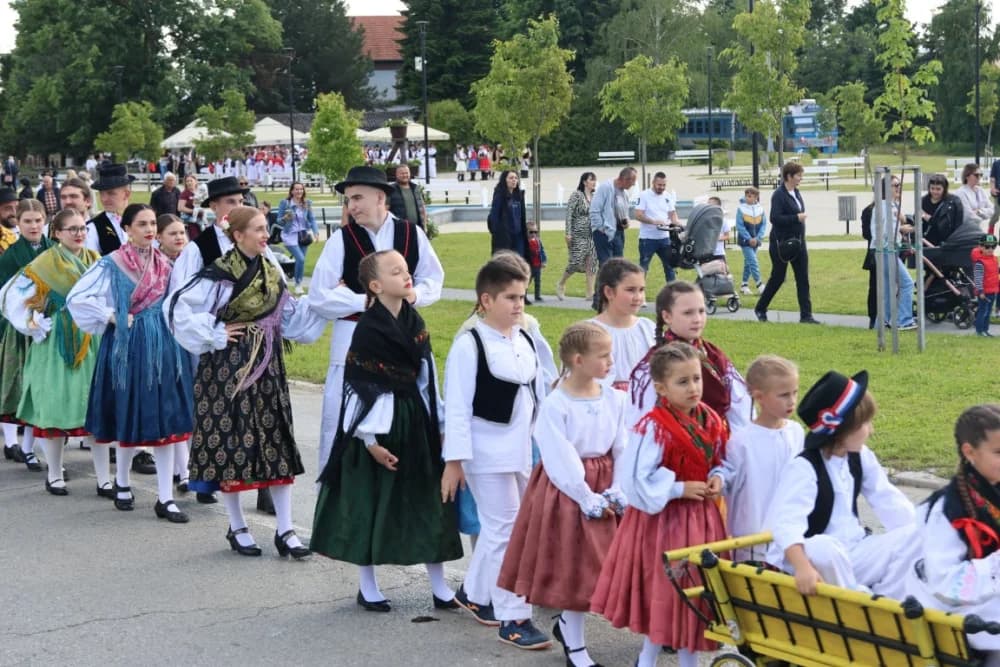 (VELIKA FOTOGALERIJA) Povorka koja je krasila ulice Velike: S ponosom predstavili tradiciju kraja iz kojeg dolaze