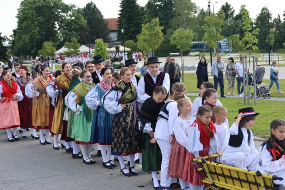 (VELIKA FOTOGALERIJA) Povorka koja je krasila ulice Velike: S ponosom predstavili tradiciju kraja iz kojeg dolaze
