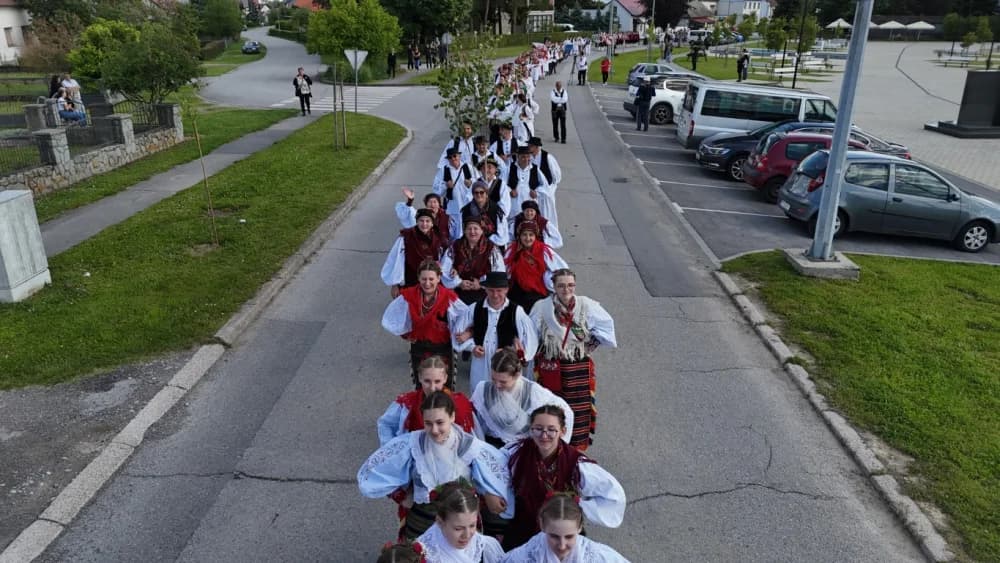 (VELIKA FOTOGALERIJA) Povorka koja je krasila ulice Velike: S ponosom predstavili tradiciju kraja iz kojeg dolaze