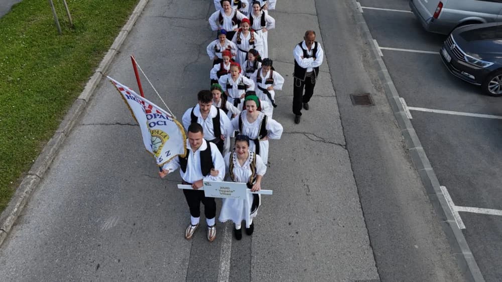(VELIKA FOTOGALERIJA) Povorka koja je krasila ulice Velike: S ponosom predstavili tradiciju kraja iz kojeg dolaze