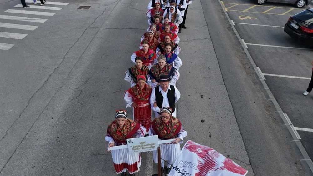 (VELIKA FOTOGALERIJA) Povorka koja je krasila ulice Velike: S ponosom predstavili tradiciju kraja iz kojeg dolaze