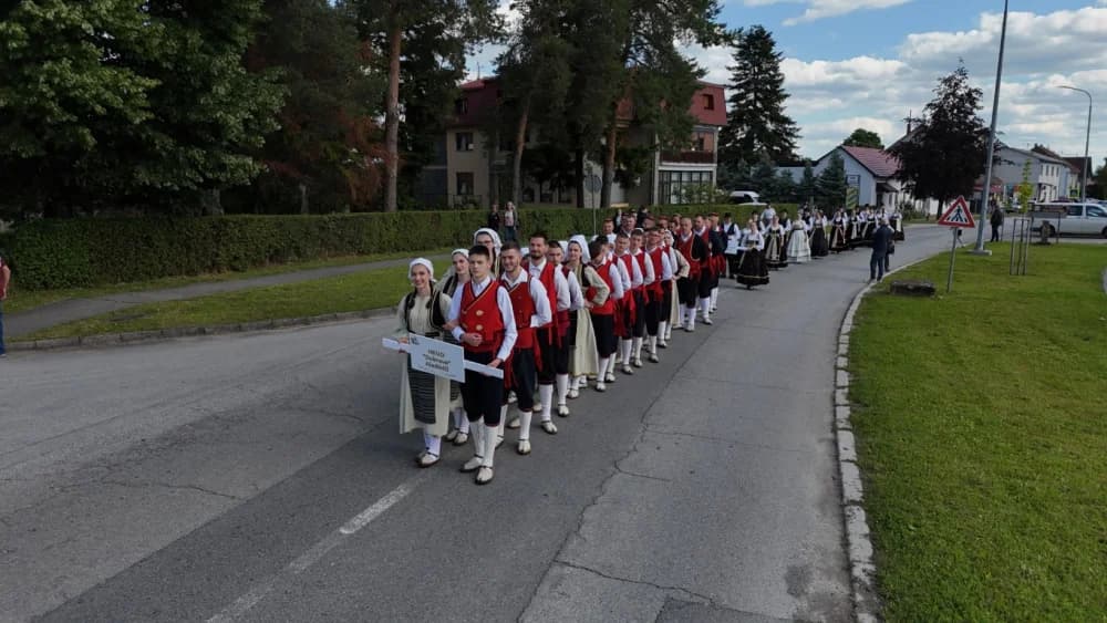 (VELIKA FOTOGALERIJA) Povorka koja je krasila ulice Velike: S ponosom predstavili tradiciju kraja iz kojeg dolaze